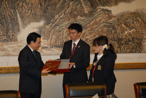 日本高校生より王市長へ「漆の箱」を贈呈