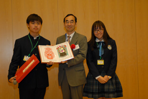 中国の高校生より和田公使へ京劇に関する記念品贈呈