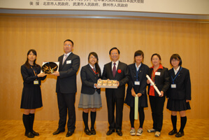日本の高校生より交流先都市外事弁へ記念品を贈呈