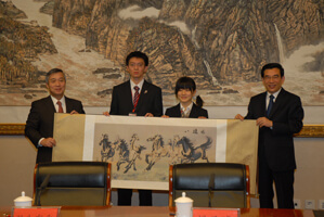王市長より日本小大使代表団へ「万馬奔騰」の絵を贈る