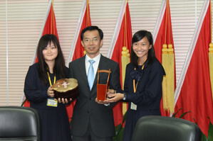 日本の高校生より沙野副市長へ記念品を贈呈