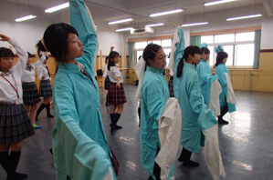 京劇「青衣」の基本姿勢を体験している高校生