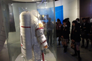 初めて宇宙航天服を見る高校生
