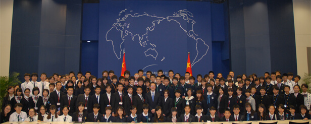 中国外交部の記者会見を開くBlue Roomで記念写真(日中両国の高校生総勢120名)