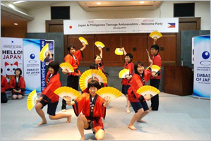 日本の高校生によるパフォーマンス「雀踊り」(青葉城落成の時に踊られたとされている)