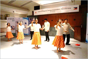 フィリピン人高校生による踊り「パンタゴ サ イラウ」(明かりを持ってという意味の踊り)
