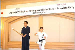 剣道と空手を披露する日本の高校生
