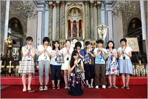 世界遺産のサンオーガスティン教会を訪問し、お祈りをする日本の女子高校生