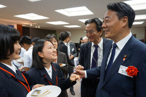 衆議院議員 民主党 海江田代表と談笑する高校生