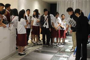 東京虹の下水道館にて家庭用水道の設置について説明を受けるフィリピンの高校生