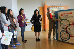 仙台市松森工場(ごみ処理場)にて3R(リデュース、リユース、リサイクル)の説明を受けるフィリピンの高校生