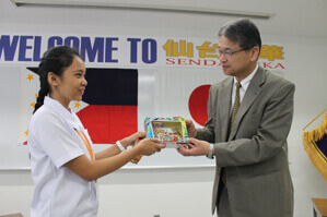 校長へ記念品を贈呈するフィリピンの高校生