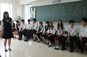 英語の授業でゲームに参加するフィリピンの高校生