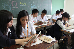 ペアと漢文授業を受けるフィリピンの高校生
