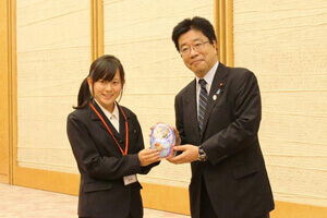 日本の高校生より加藤官房副長官への記念品の贈呈