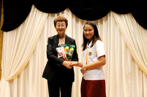 仙台市の奥山市長へ記念品を贈呈するフィリピンの高校生