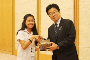 安倍首相へのプレゼントを託するフィリピンの高校生