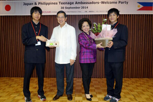 日本の高校生よりマヌエル M・ロペス大使夫妻へ記念品の贈呈