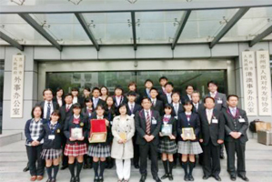 蘇州市政府への表敬訪問と記念撮影する日本の高校生
