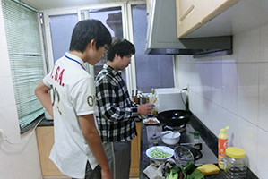 日本の友達の前で手作り料理を挑戦している中国の高校生