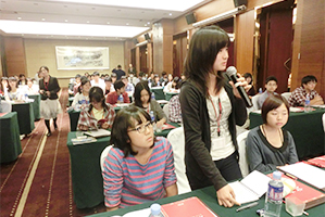 JETRO北京でレクチャーを受ける日本の高校生