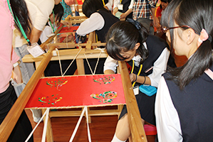武漢刺繍博物館にて漢繍(武漢の刺繍)を体験している日本高校生
