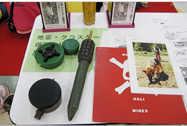 地雷教室では、地雷のレプリカも展示されました。