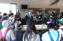 3/28 ウェットランド(タスマニア)のビジターセンターで湿地帯の役割を学習するメンバー