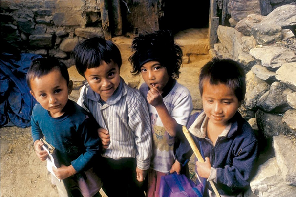 2004年から、(財)日本ユニセフ協会とのパートナーシップのもと、ネパールの中でも女子教育が最も困難な状況にあるといわれているタライ平原のパルサ県とカピラバストゥ県にて57校の学校を支援しました