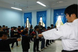 ベトナムの子どもたちに空手を教える日本人参加者