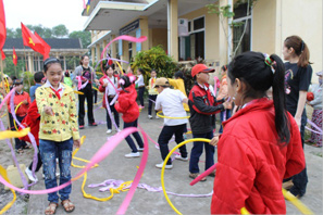ベトナムの小学生としゃぼん玉遊びで交流する日本人参加者