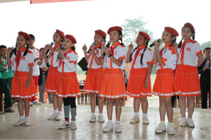 日本の歌「赤とんぼ」を歌う、ベトナムの子どもたち