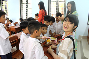 日本の伝統遊び(折紙)をベトナムの子どもたちに教える開校式・交流会ツアーの参加者
