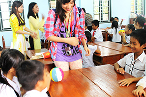 ベトナムの子どもたちと紙風船で遊ぶ開校式・交流会ツアーの参加者