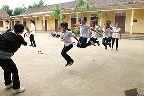 ベトナムの子どもたちと縄跳びで交流するツアーの参加者たち