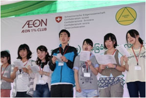 サプライズでミャンマーのお正月の歌を披露する日本人参加者