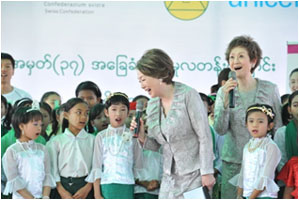 「赤とんぼ」を子どもたちと一緒にミャンマー語で歌う由紀さおり・安田祥子ご姉妹