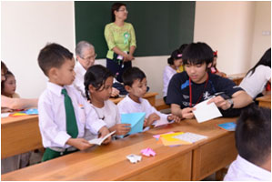 ミャンマーの子どもたちに折り紙を教える日本人高校生
