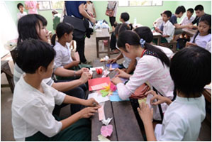交流会で折り紙を教える日本人参加者