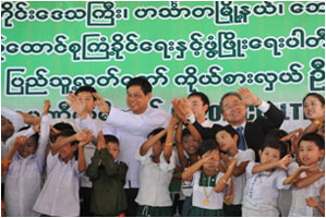 ミャンマー連邦共和国与党副総裁テーウー氏、イオン1％クラブ林委員長もステージにて参加