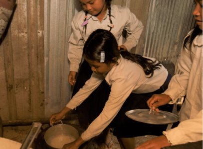 食事の用意を手伝う少女