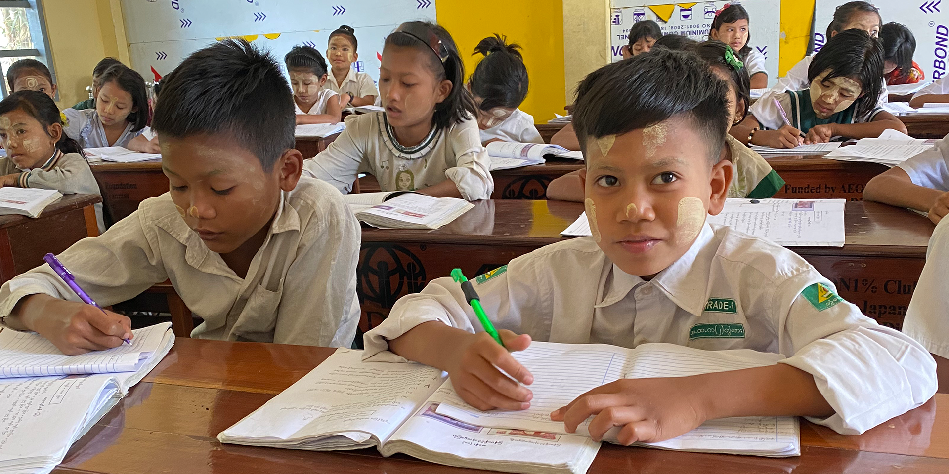 学校建設支援事業 「平和な社会の実現には基礎教育の充実が不可欠」という想いのもと、教育施設の整備が遅れているアジア５カ国において、２０００年より学校建設支援を行っています。全国から寄せられた募金とイオンワンパーセントクラブからの拠出金を活用し、カンボジア、ネパール、ラオス、ベトナム、ミャンマーにおいてこれまでに４２６校の学校が完成しました。校舎の建設や給水施設の整備、学用品のほか、教員の養成など、ソフト面での支援も行っています。