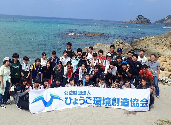 海岸漂着ゴミ回収と海洋ゴミの 調査研究発表による啓発活動